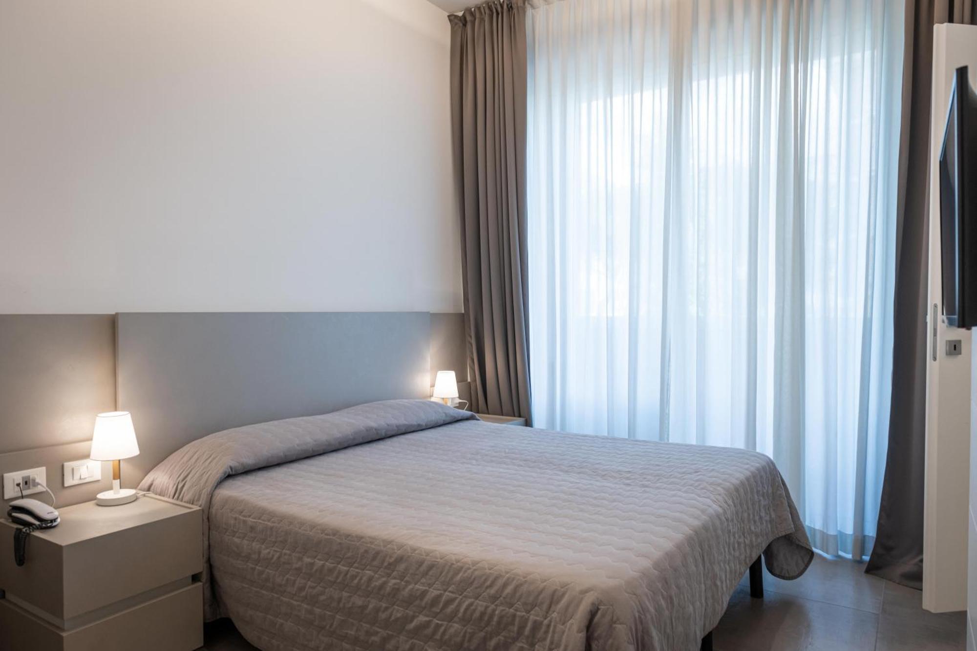 Perla Verde Hotel ミラノ・マリッティマ エクステリア 写真