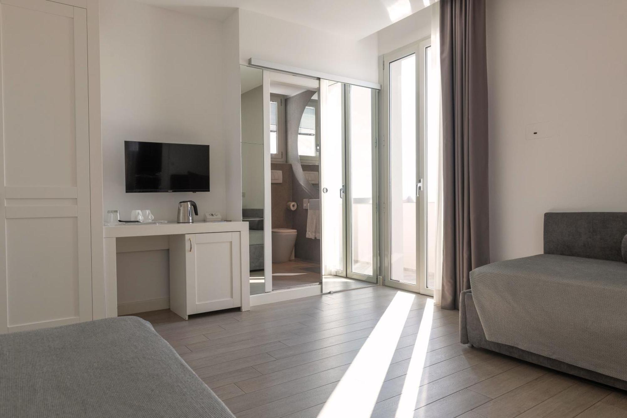 Perla Verde Hotel ミラノ・マリッティマ エクステリア 写真