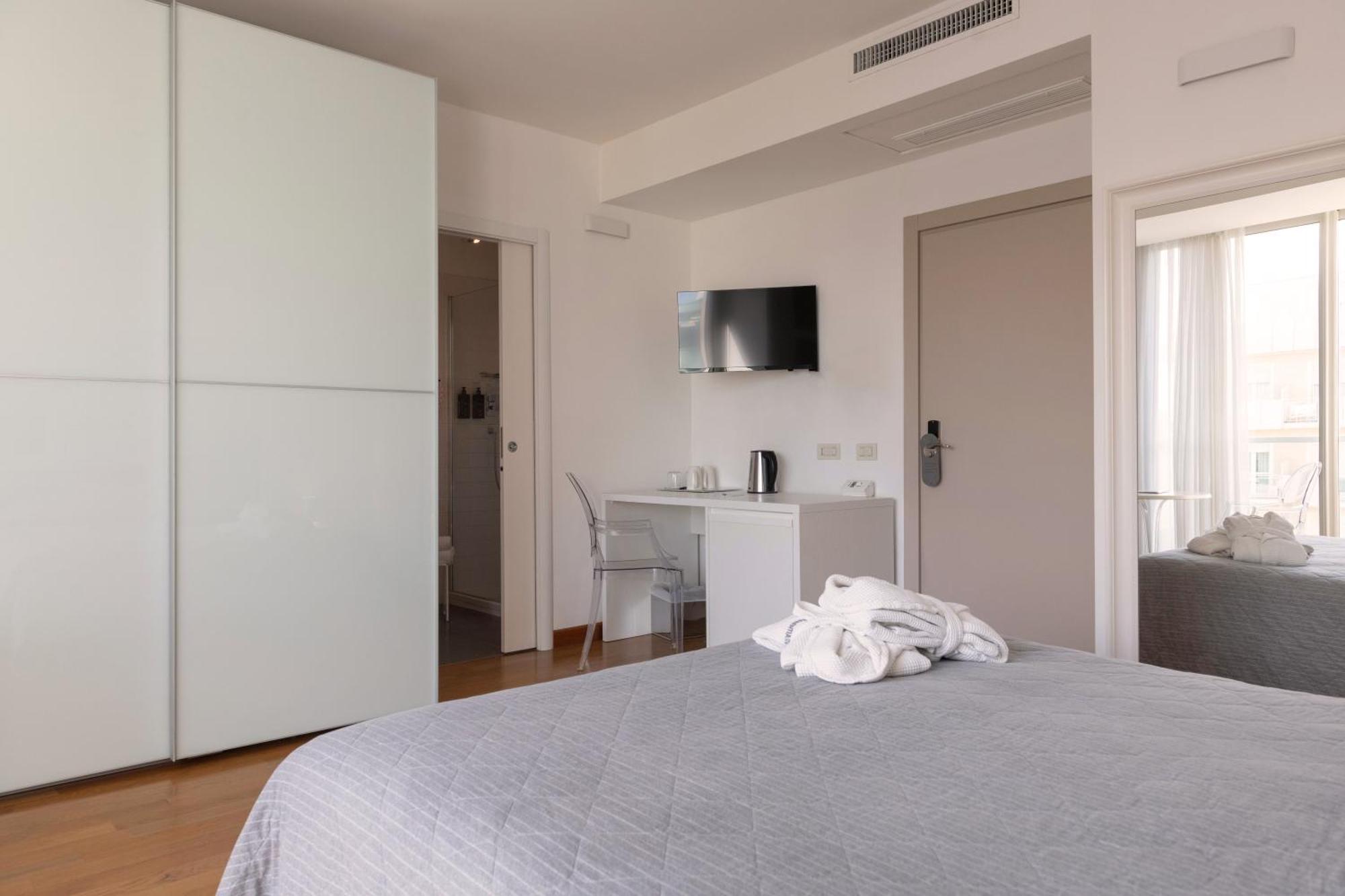 Perla Verde Hotel ミラノ・マリッティマ エクステリア 写真